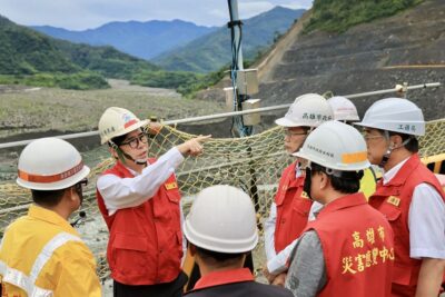 圖/ 高雄市長陳其邁隨後前往桃源區視察明霸克露橋，聽取公路總局及工務局工作報告，瞭解橋梁道路防災工作整備現況。