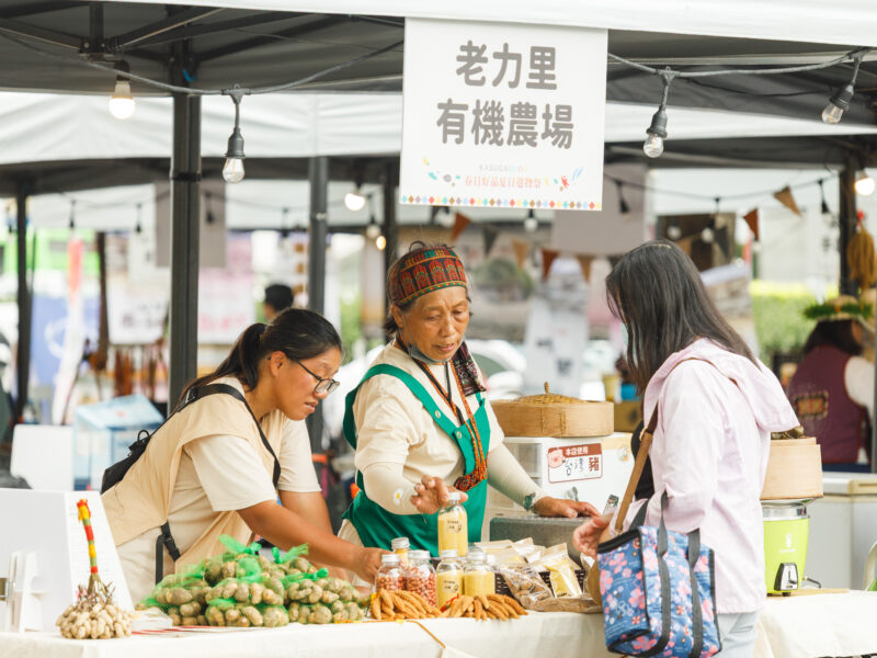 圖說：來自部落的小米、小山芋、芋頭乾、吉拿夫等特色農特產品直送台中，展現春日山林的風味魅力，吸引不少民眾現場選購。