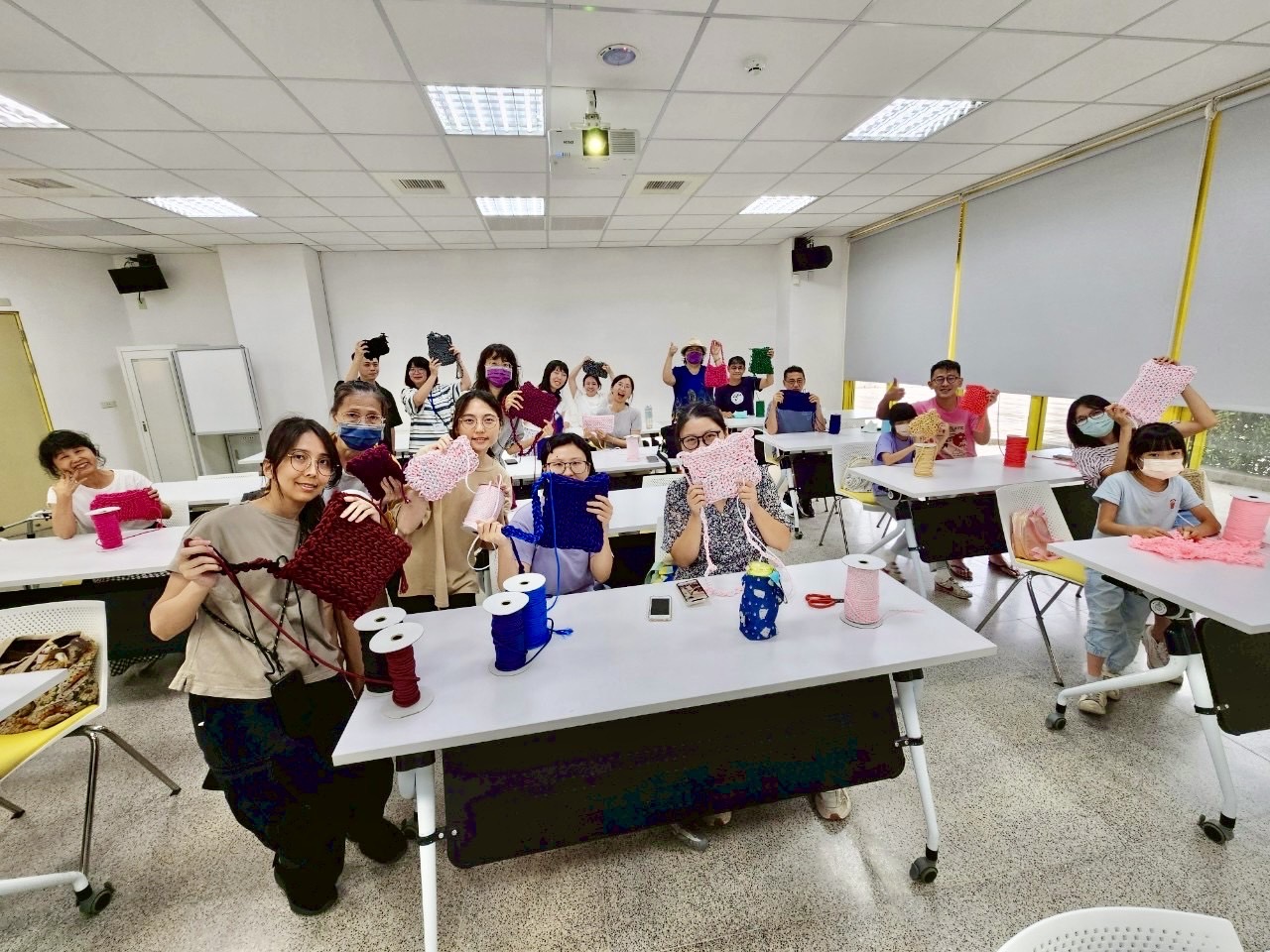 圖 學員們發揮創意編織出不一樣的毛孩提袋 記者王偉翻攝