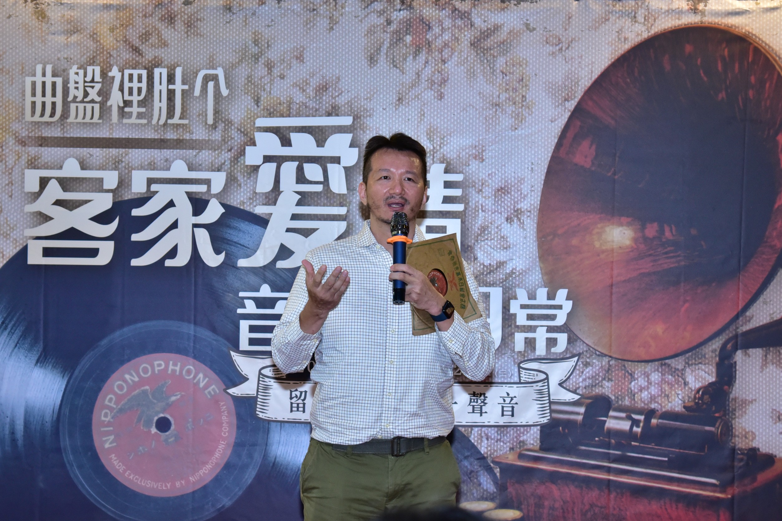 圖 策展人林太崴先生分享收藏心得 記者王偉翻攝