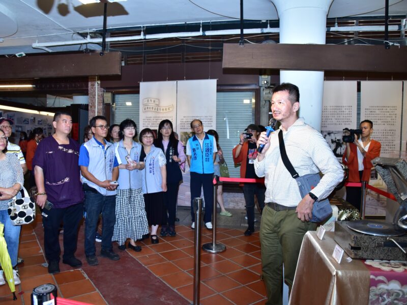 圖 策展人林太崴先生親自為民眾導覽 記者王偉翻攝
