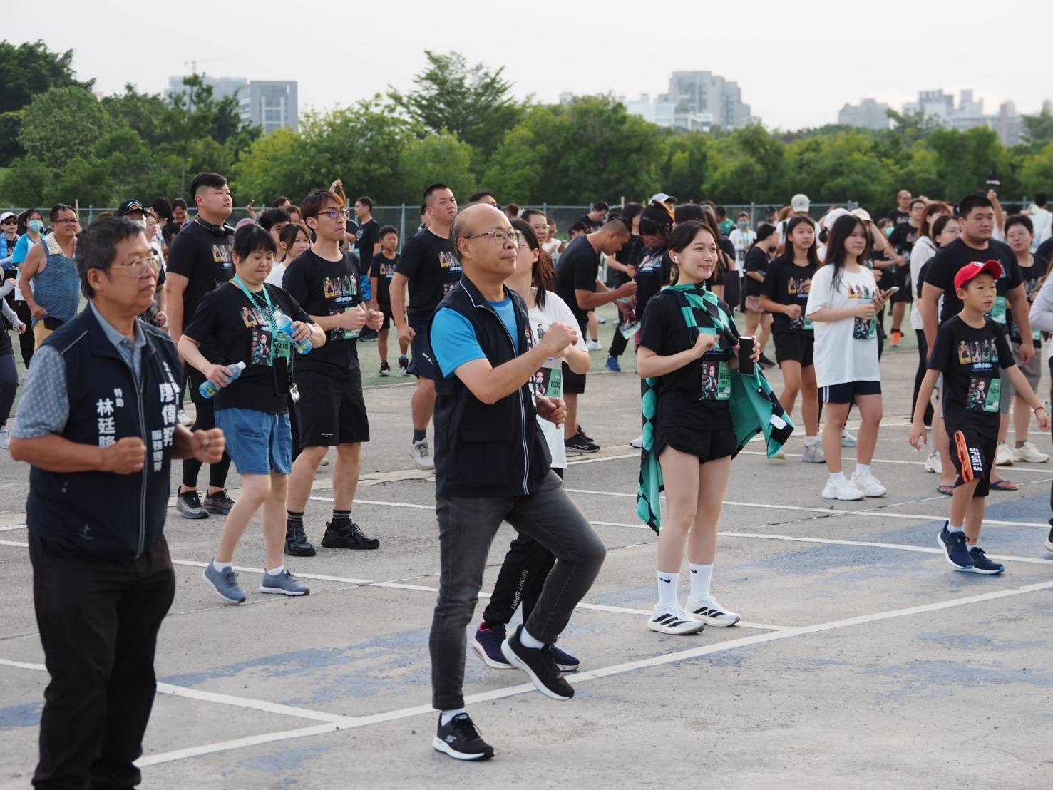 圖 謝副局長賽前與跑者一起熱血暖身 記者王偉翻攝