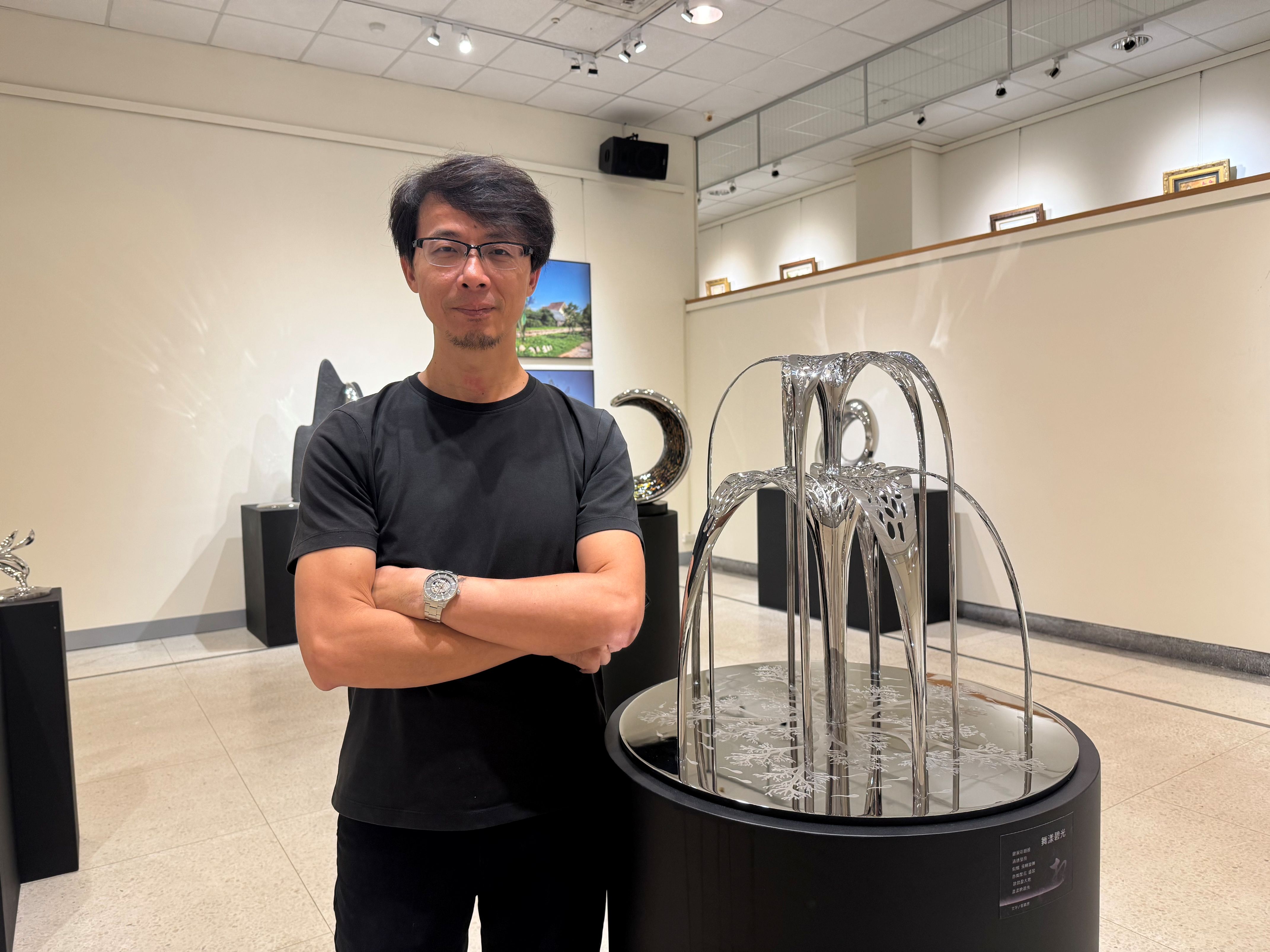 圖 郭國相與作品-舞漾碧光 記者王偉翻攝