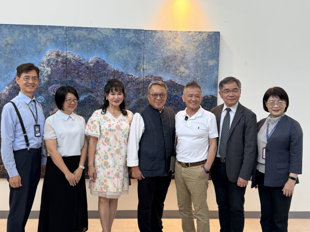 圖 開幕式來賓在曾英棟老師作品前合照-右起陳佳君局長-南藝大校長邱上嘉-曾英棟老師-劉湧昌董事長伉儷-台中市立圖書館曾惠君館長及汪家灝總監 記者王偉翻攝