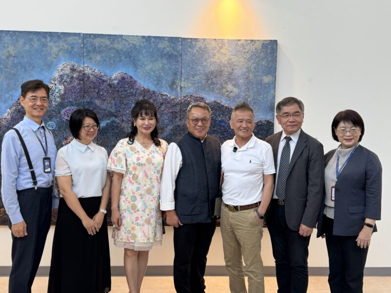 圖 開幕式來賓在曾英棟老師作品前合照-右起陳佳君局長-南藝大校長邱上嘉-曾英棟老師-劉湧昌董事長伉儷-台中市立圖書館曾惠君館長及汪家灝總監 記者王偉翻攝