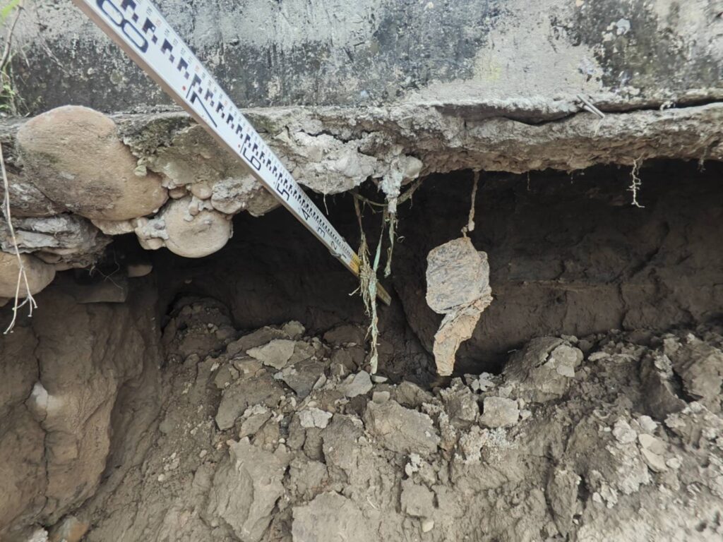 圖 龍井區安良港大排舊有護岸遭連日大雨掏空 記者王偉翻攝