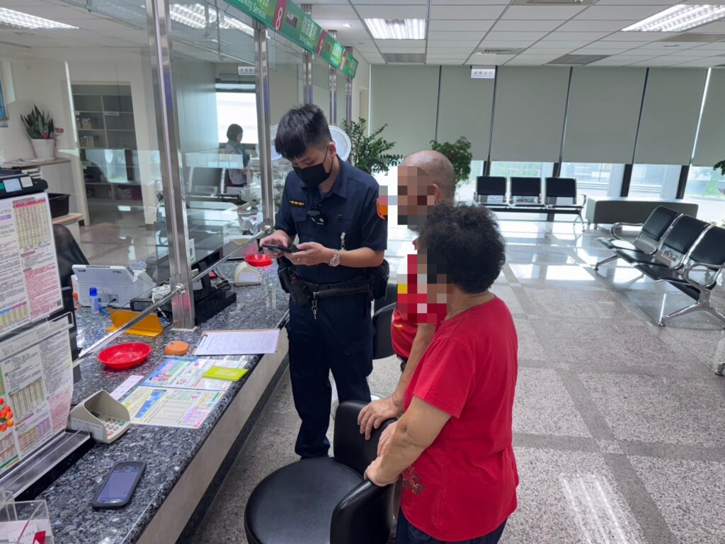 圖 霧峰分局成功派出所 警員攔阻詐騙成功 記者王偉翻攝
