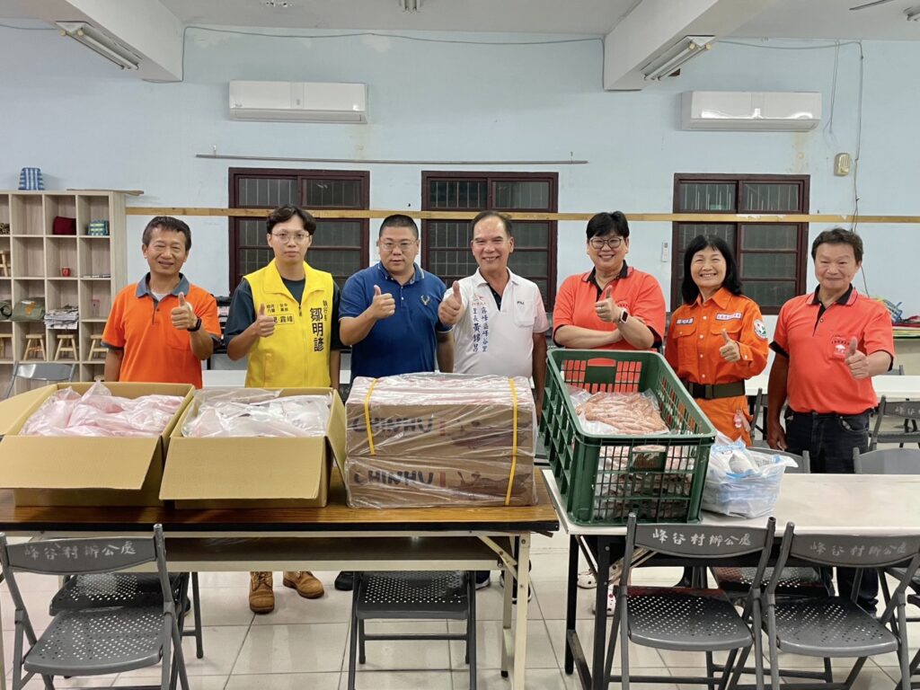 圖 深夜永蒼股份有限公司將整備物資送往活動中心 記者王偉翻攝