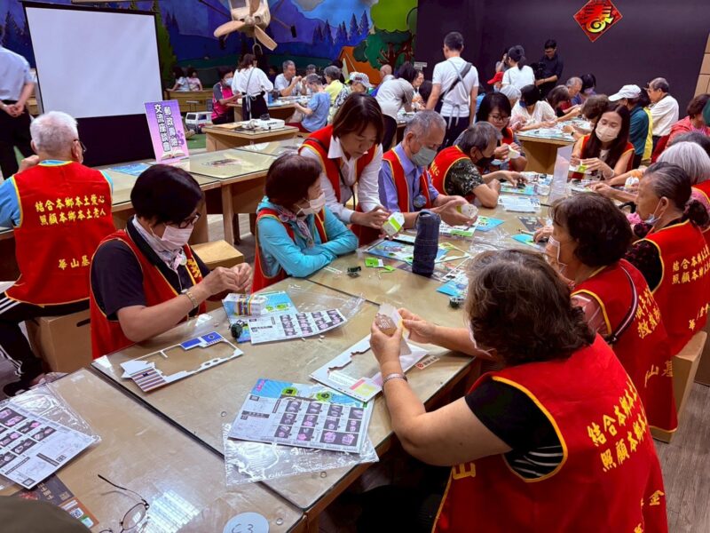 圖文:臺中郵局辦理「郵政壽險交流座談會-紙箱王」暨關懷獨居長者活動。