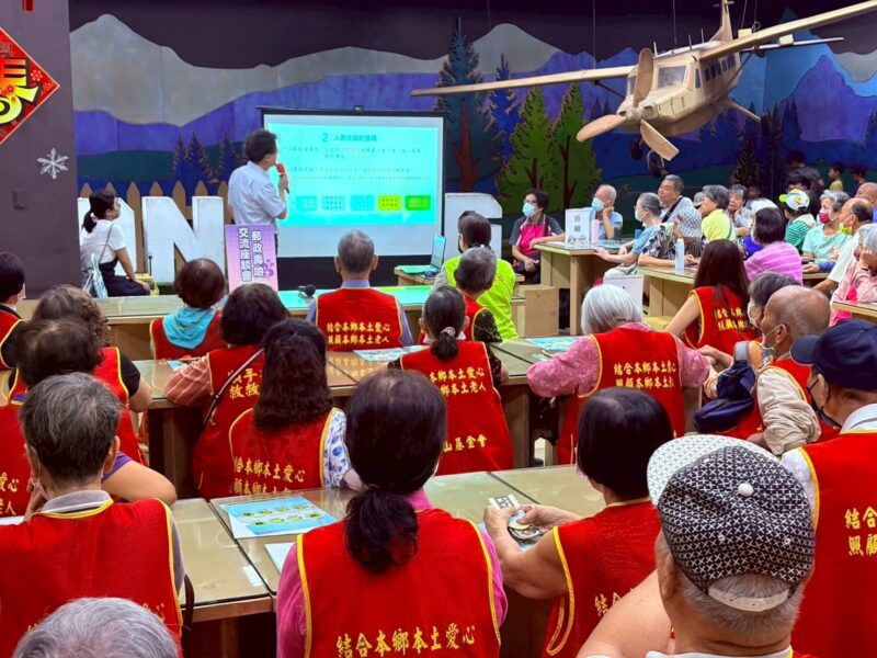 圖文:臺中郵局辦理「郵政壽險交流座談會-紙箱王」暨關懷獨居長者活動。