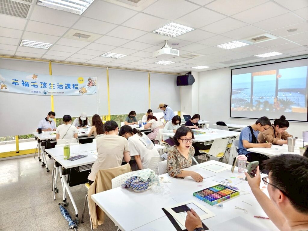 圖 學員們熱烈交流並分享毛孩照片-準備用蠟筆將牠們溫暖描繪 記者王偉翻攝
