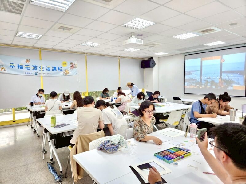 圖 學員們熱烈交流並分享毛孩照片-準備用蠟筆將牠們溫暖描繪 記者王偉翻攝