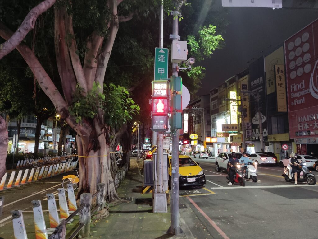 圖 市府增設行人號誌燈箱並顯示相關文字提醒-優化友善行人措施 記者王偉翻攝