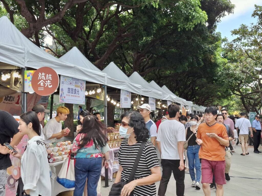 圖 愛的粉紅泡泡情人節星光市集 記者王偉翻攝