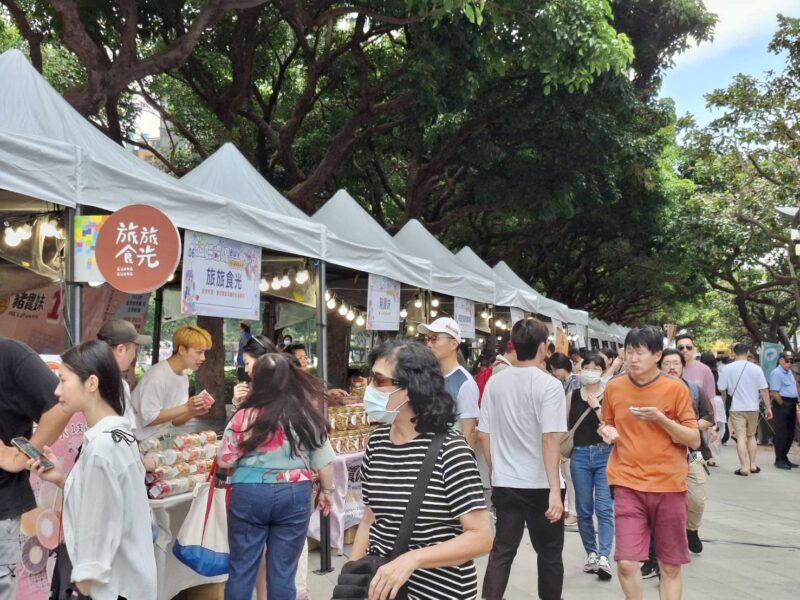 圖 愛的粉紅泡泡情人節星光市集 記者王偉翻攝