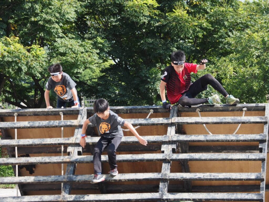 圖 斯巴達亦是一項強調親子共同參與的運動-今日約有1-200名小勇士參賽 記者王偉翻攝