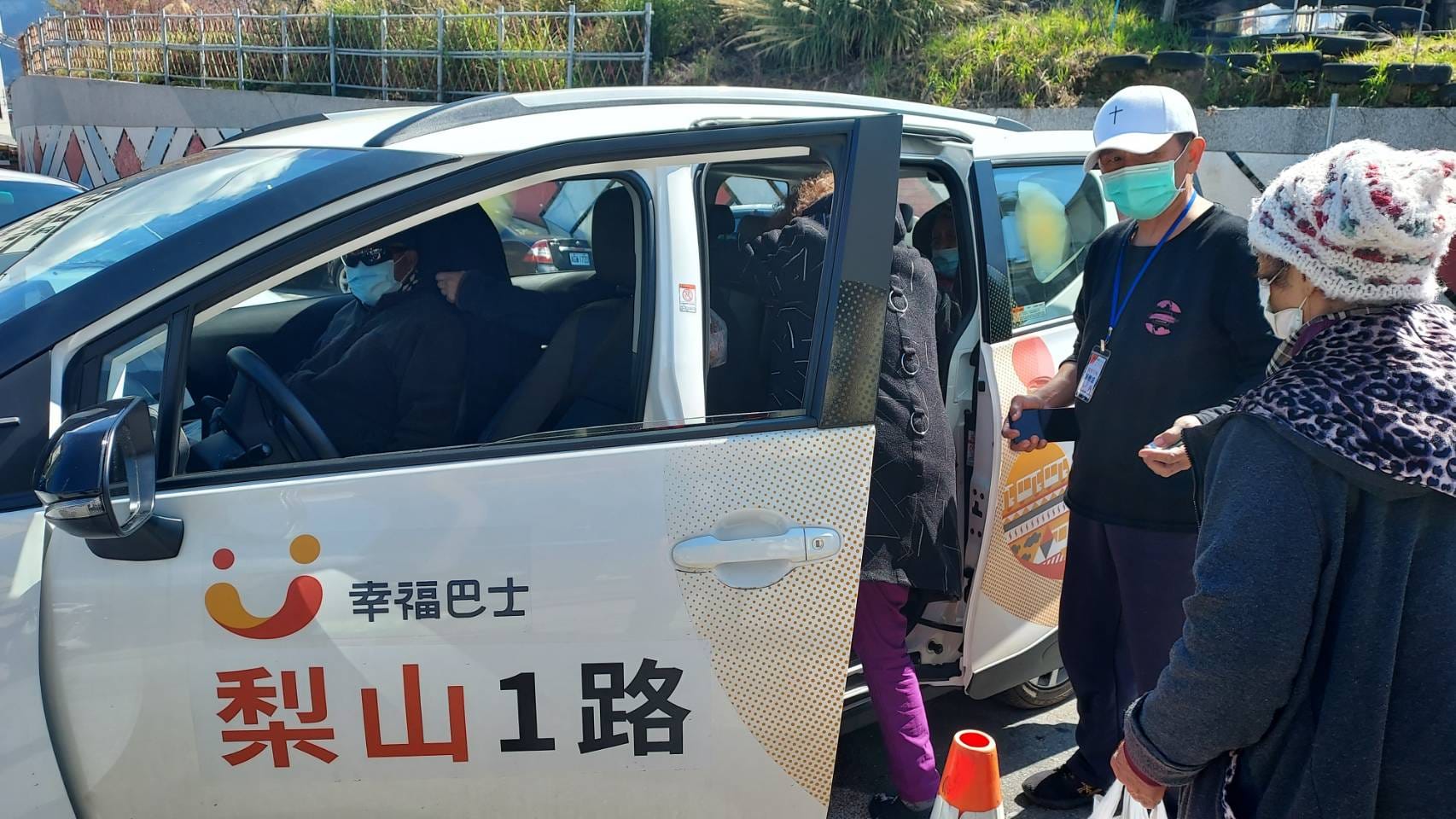 圖 梨山幸福巴士以在地人服務在地人精神-提供當地基本民行需求 記者王偉翻攝