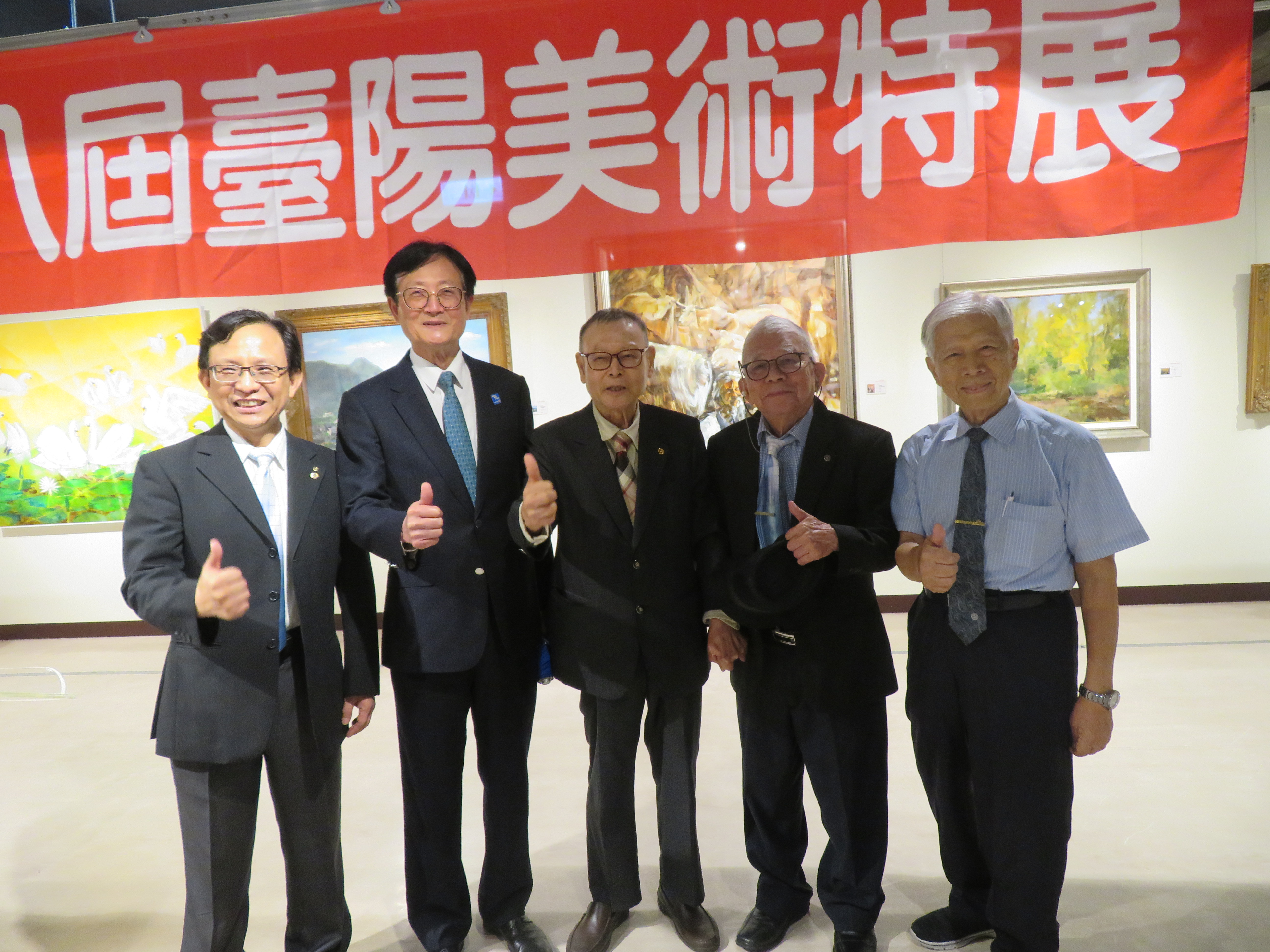 圖 第88屆臺陽美術特展-會貴賓合照-臺中扶輪社秘書-社長-賴武雄理事長-簡嘉助老師 記者王偉翻攝