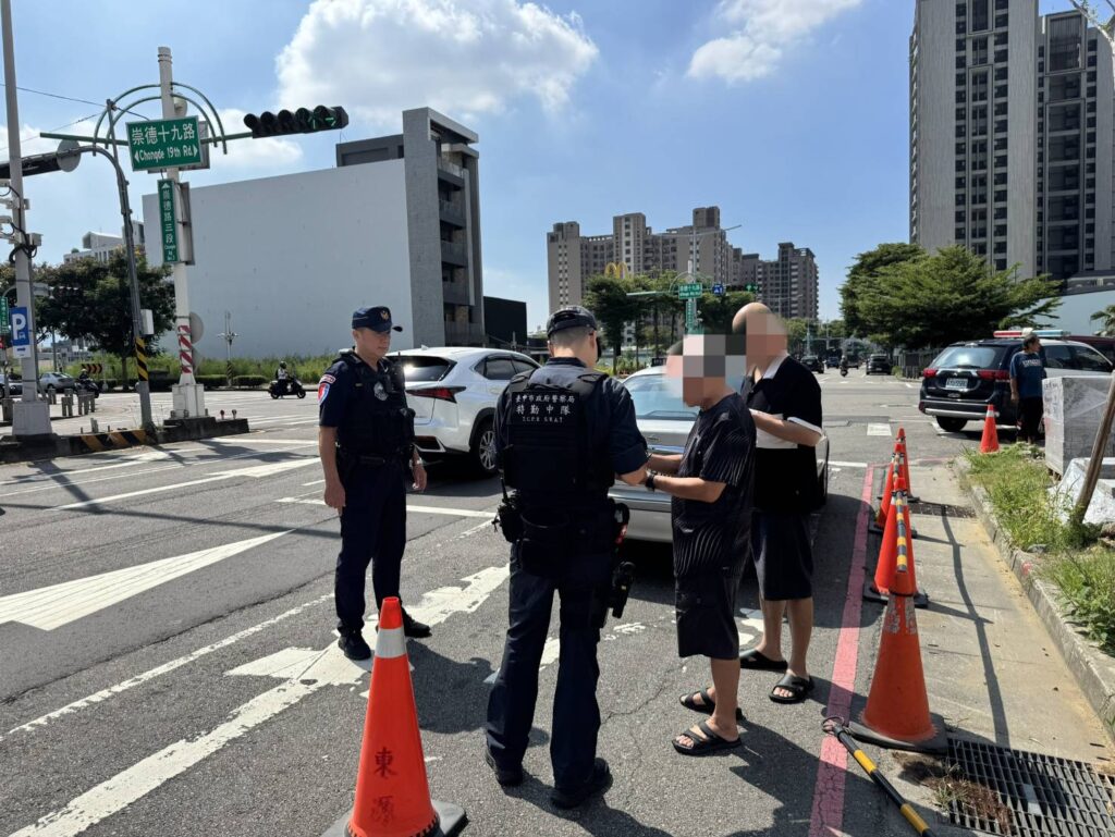 圖文:中市保大警暖心出手 助長者排除故障車恢復交通。