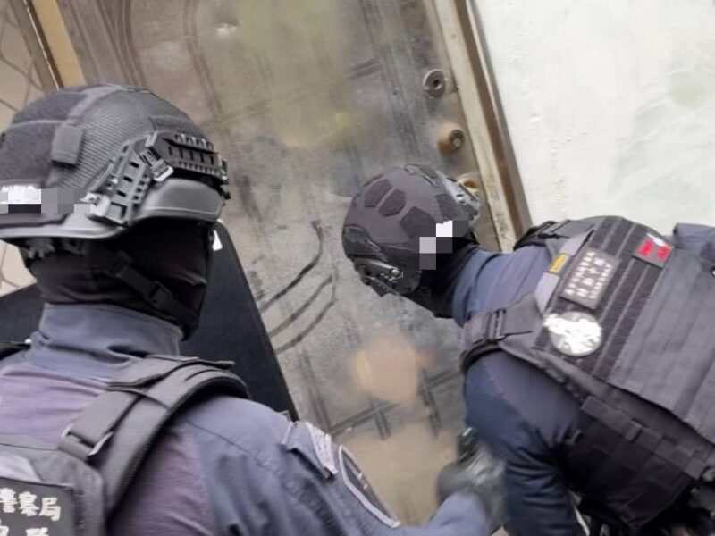 圖文：中市保大警霹靂隊員破門、切割 實戰演練震撼登場。