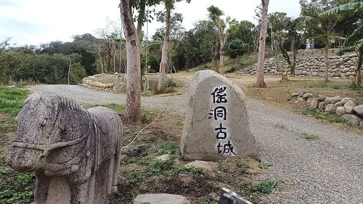 圖文：台南學甲老塘湖藝術村928連假 匡乙手指油畫創舊大師  展出近年新作真跡。