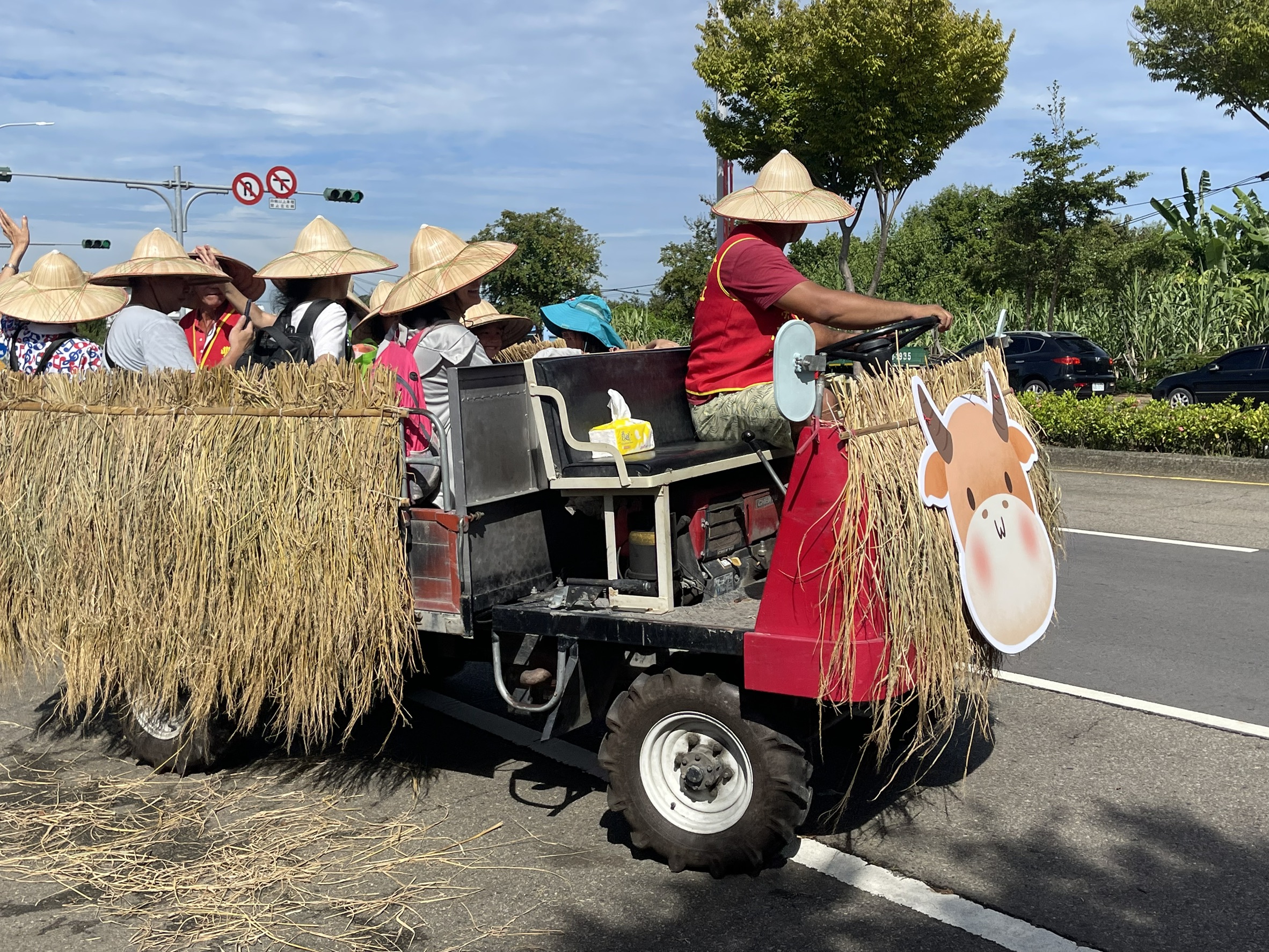 圖 載滿遊客的農村牛車遊行登場-展現濃厚田園風情 記者王偉翻攝