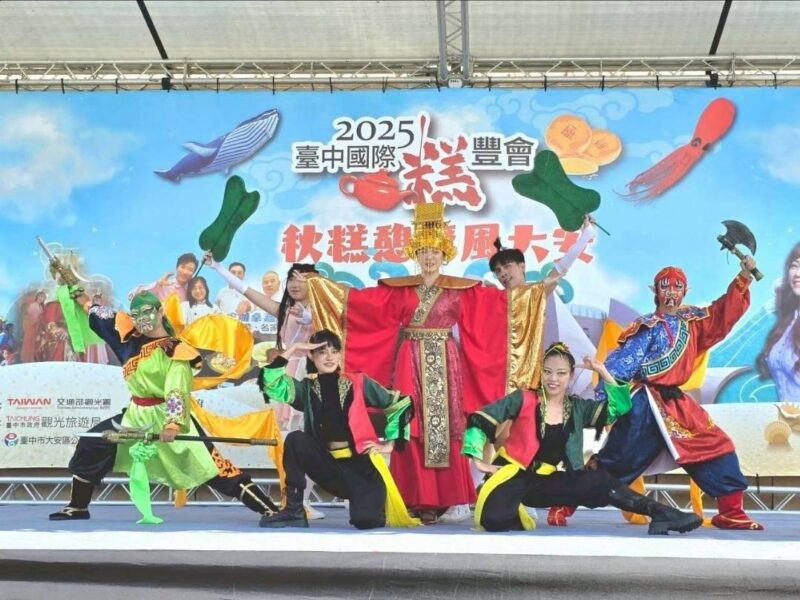 圖文：2025台中國際糕豐會推動在地產業 全台最大藍鯨風箏、辦桌嘉年華熱鬧登場。