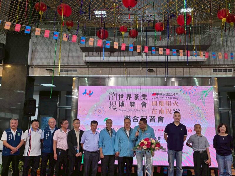 圖文：｢舌來運轉」逛茶博 國慶焰火在南投記者會開跑。
