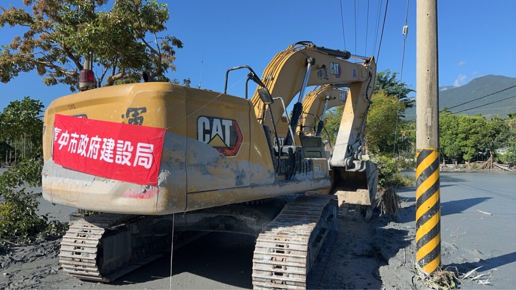 圖 中市建設局重機具投入災區 記者王偉翻攝