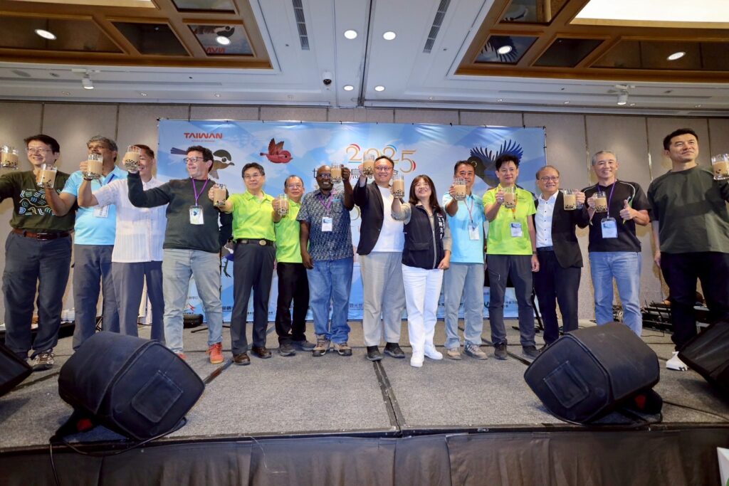 圖 台中之夜-與各地鳥會執委共同用-珍奶-舉杯-歡慶此盛會 記者王偉翻攝