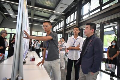 「青年創新成果展現現場，參展團隊成員向貴賓及與會民眾細心解說研發理念與應用亮點。