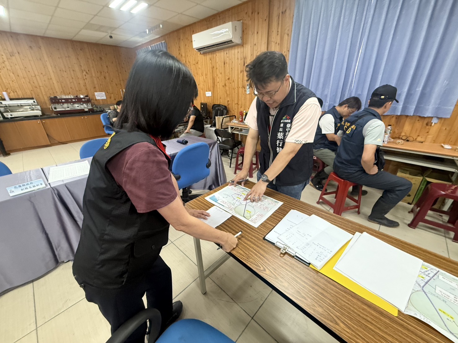 圖 帶隊官葉隊長上午與花蓮縣政府確認救援區域記者王偉翻攝
