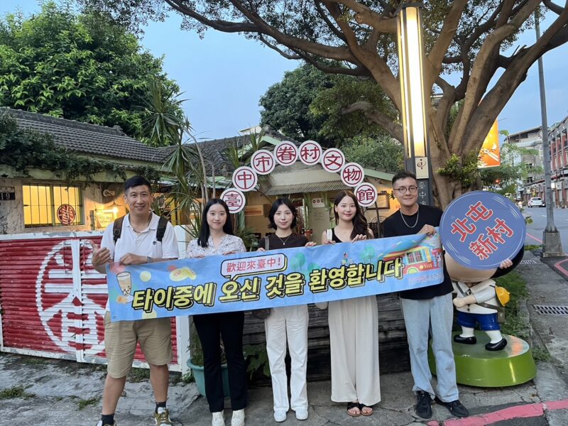 圖 德威航空空服員實地走訪台中感性 記者王偉翻攝
