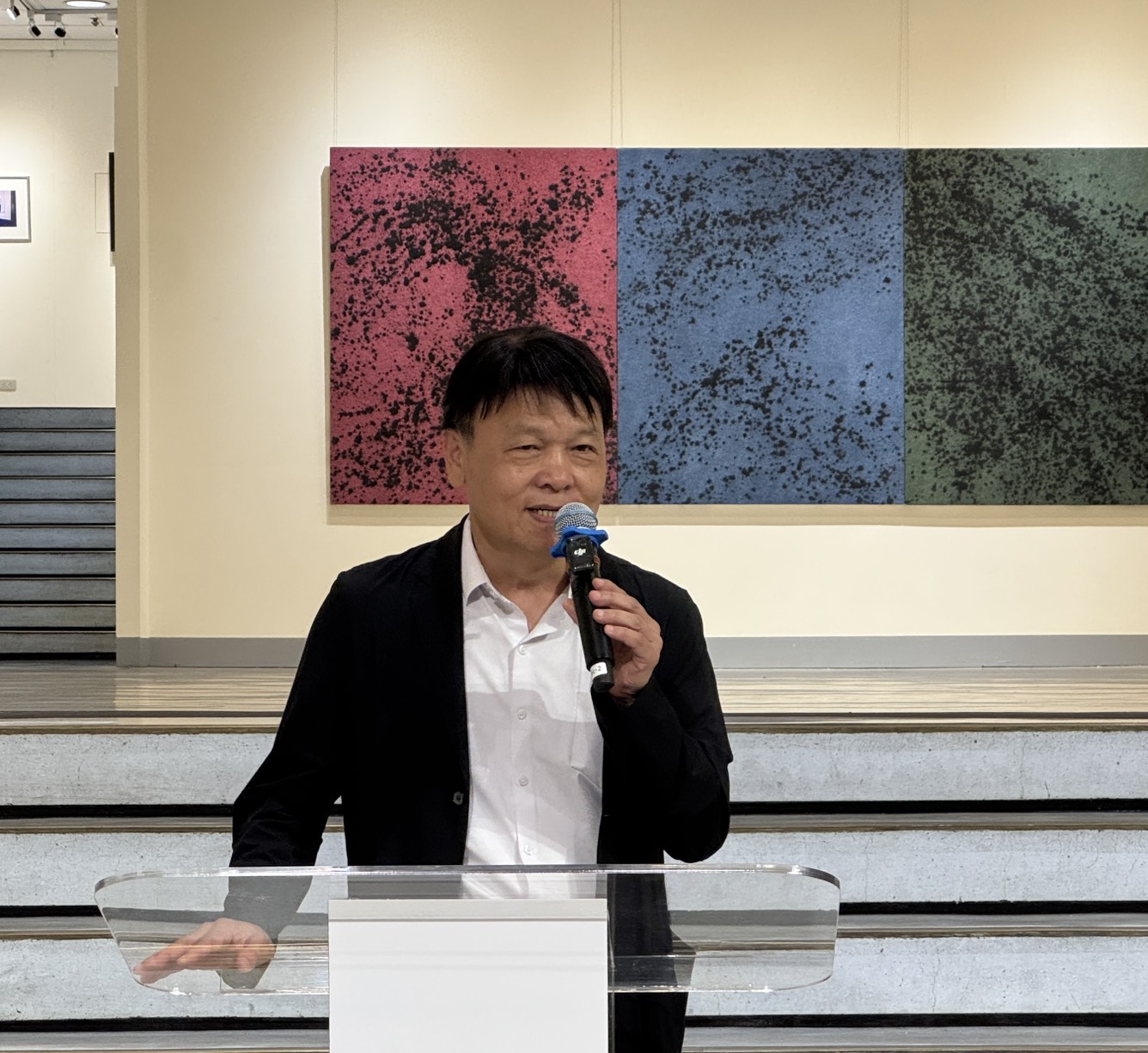 圖文化局副局長曾能汀7日出席廖吉雄85回顧展致意 記者王偉翻攝