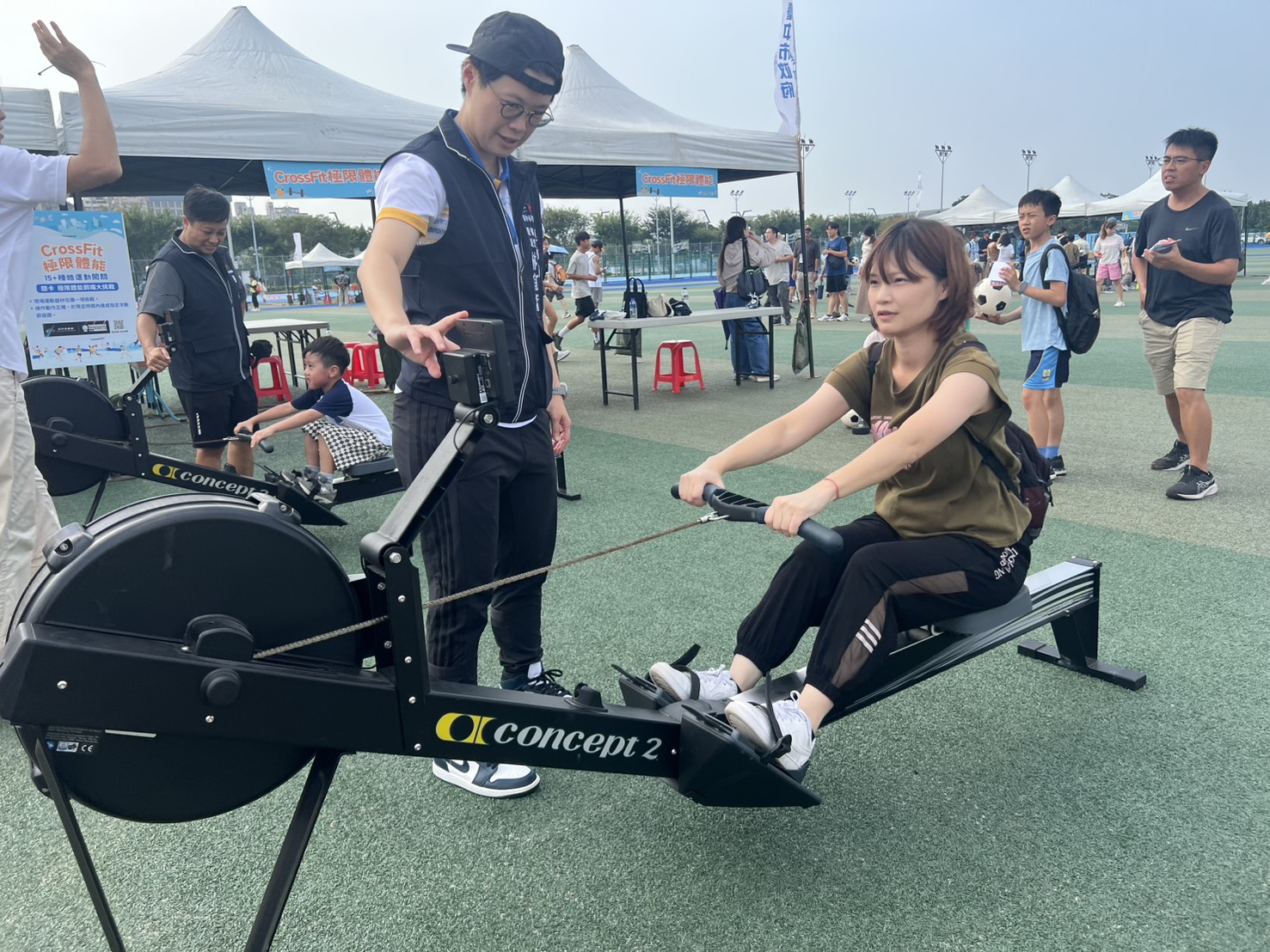 圖 民眾體驗划船機 記者王偉翻攝