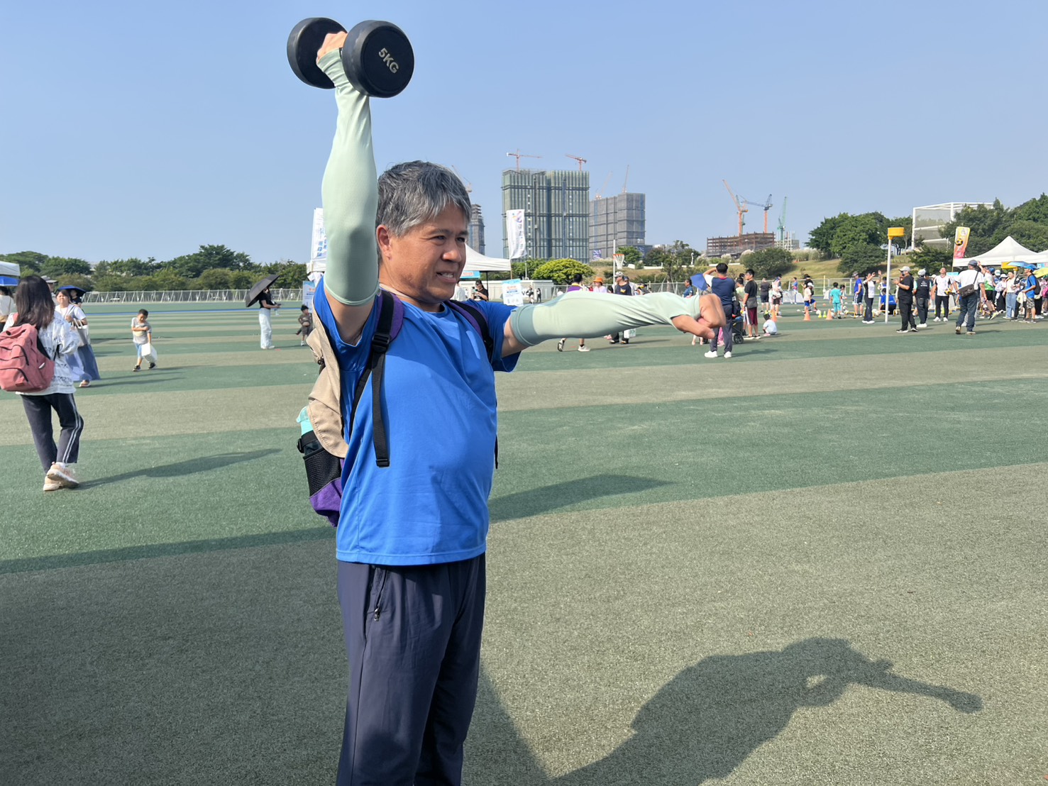 圖 民眾體驗單手啞鈴肩推 記者王偉翻攝