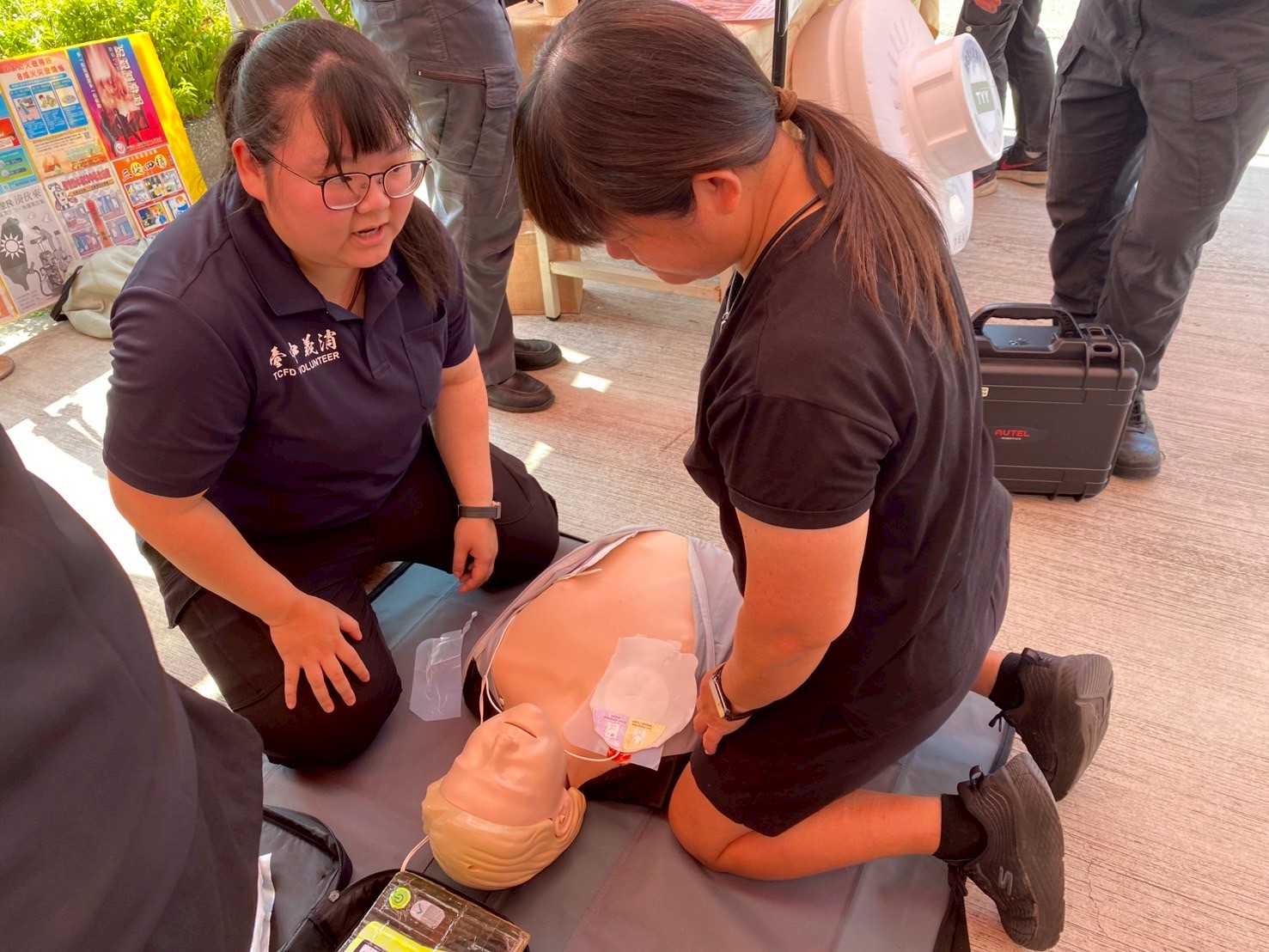 圖 消防人員亦於現場指導心肺復甦術-cpr-及自動體外心臟去顫器 記者王偉翻攝