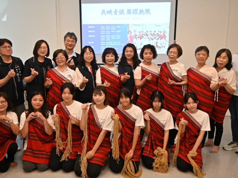 圖 青銀共舞點亮未來-山海屯女孩展現培力成果 記者王偉翻攝