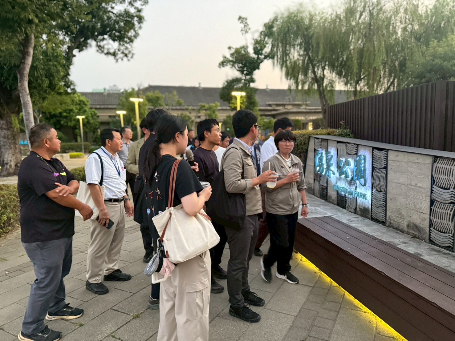 圖 日本團隊對於園區巧妙結合糖廠歷史脈絡-融合生態滯洪與景觀休憩多重功能的設計深 記者王偉翻攝