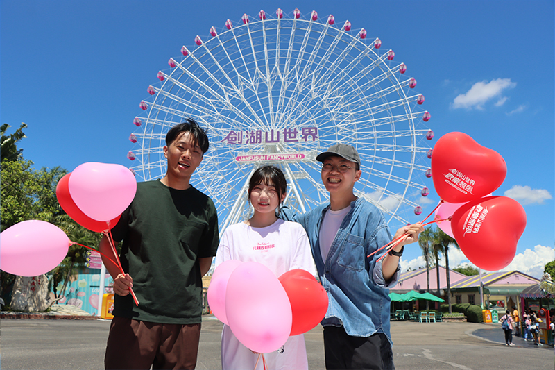 圖文：劍湖山世界推出咖啡節限定票種「酷咖啡券」，民眾在海拔最高的摩天輪上，品味劍湖山。
