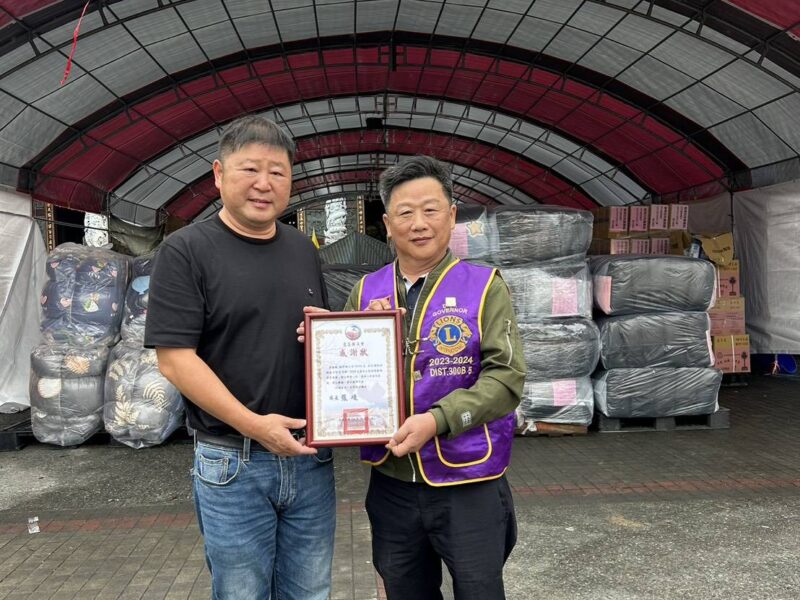 圖文：桃園市全媒體記者協會攜手企業及國際獅子會300B5區用愛守護花蓮　千套棉被送暖災區。