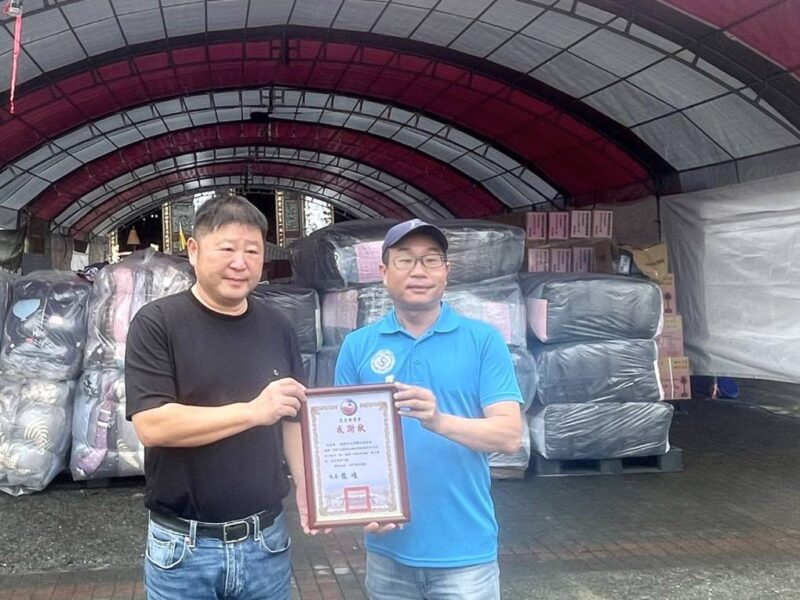 圖文：桃園市全媒體記者協會攜手企業及國際獅子會300B5區用愛守護花蓮　千套棉被送暖災區。