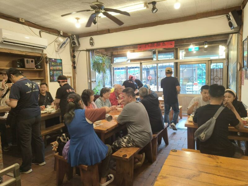 圖文:七姊八弟山城小店獲網路五星好評 饕客絡繹不絕。