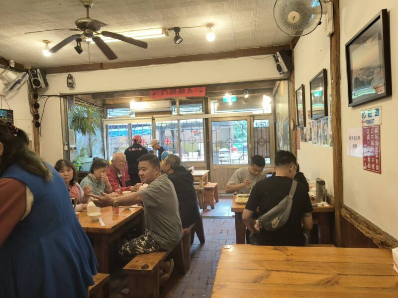 圖文:七姊八弟山城小店獲網路五星好評 饕客絡繹不絕。