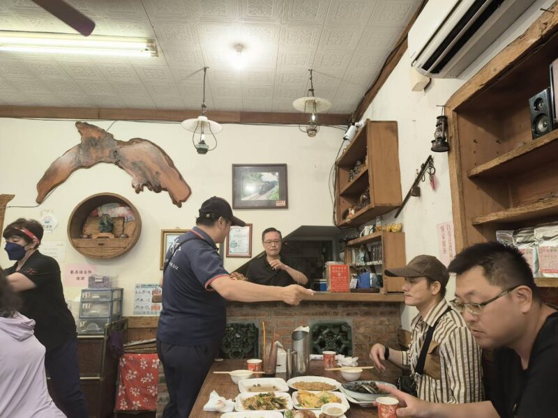 圖文:七姊八弟山城小店獲網路五星好評 饕客絡繹不絕。