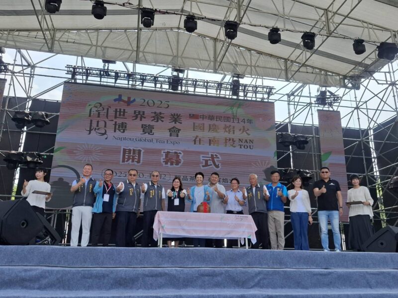 圖文：南投世界茶業博覽會開幕 許淑華親啟2024年封存的茶甕舀出茶葉給茶藝師象徵傳承。