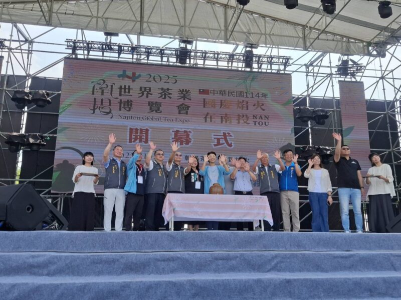 圖文：南投世界茶業博覽會開幕 許淑華親啟2024年封存的茶甕舀出茶葉給茶藝師象徵傳承。