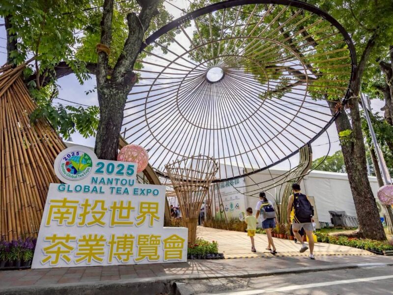 圖文：南投世界茶業博覽會開幕 許淑華親啟2024年封存的茶甕舀出茶葉給茶藝師象徵傳承。