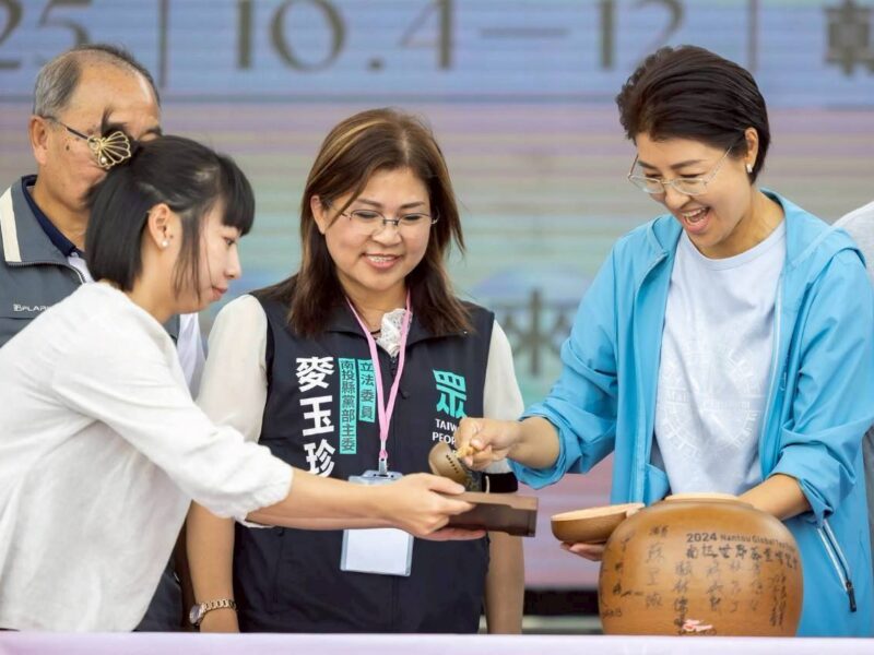 圖文：南投世界茶業博覽會開幕 許淑華親啟2024年封存的茶甕舀出茶葉給茶藝師象徵傳承。
