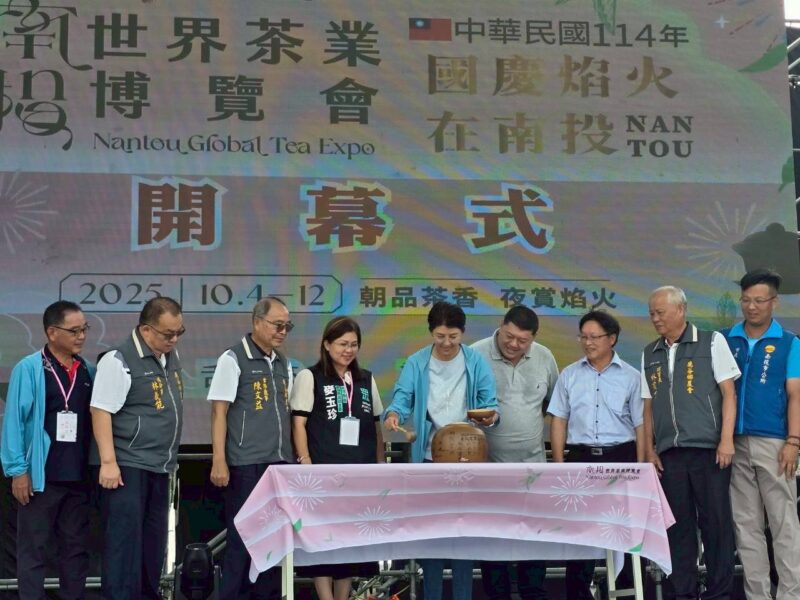 圖文：南投世界茶業博覽會開幕 許淑華親啟2024年封存的茶甕舀出茶葉給茶藝師象徵傳承。